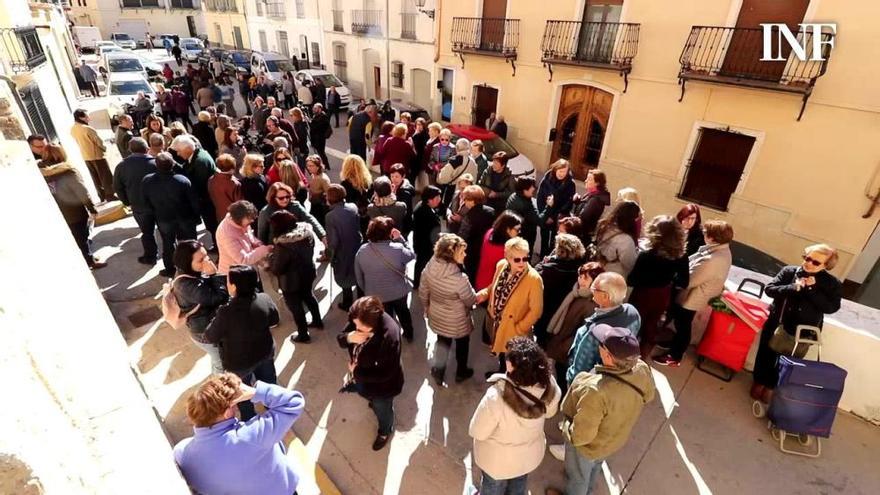 Sentido minuto de silencio por el crimen machista en Planes