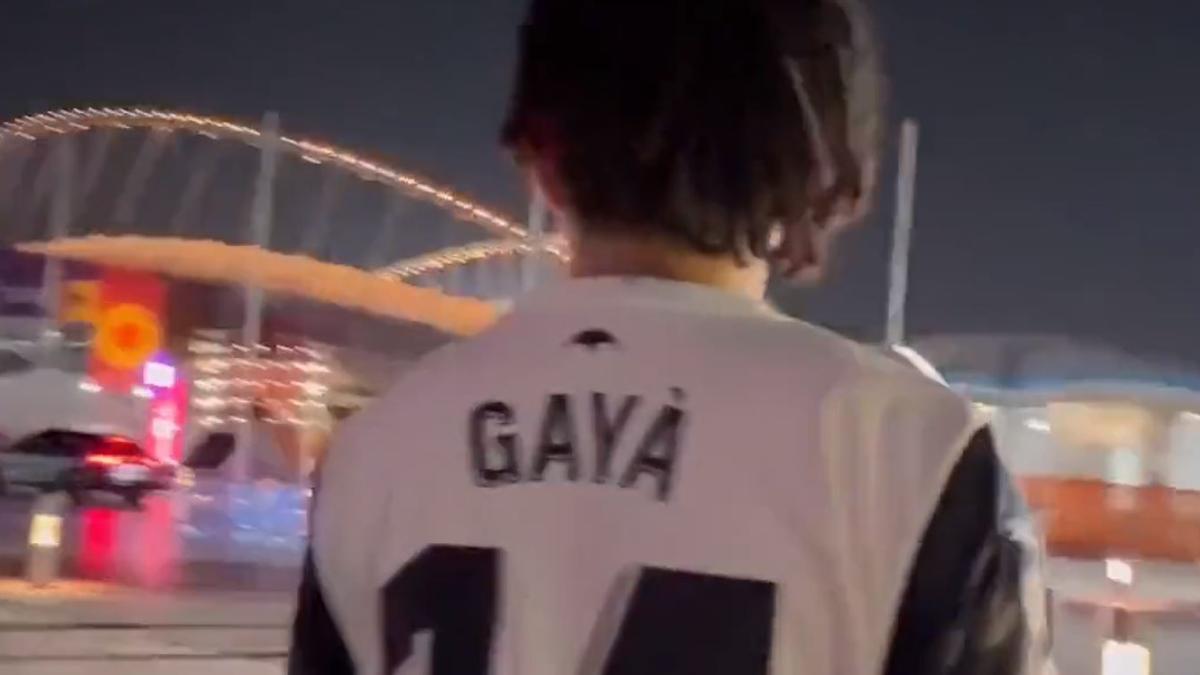 Jin Long, con la camiseta de Gayà en Catar