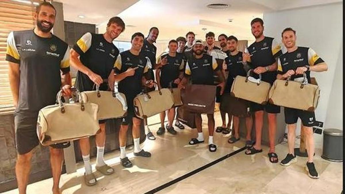 La plantilla del CB Canarias posa con el regalo de Patty Mils