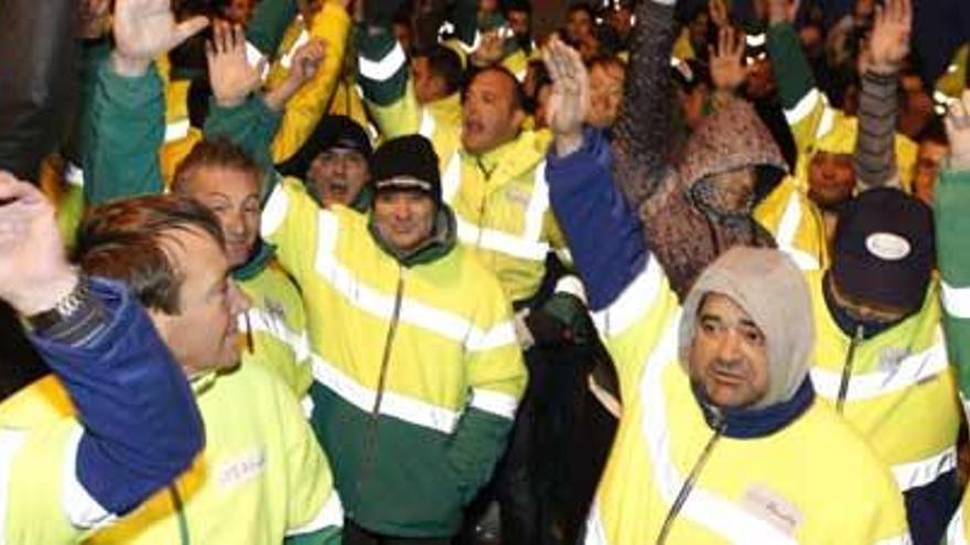 Los trabajadores de la limpieza se aferran a su convenio y votan seguir con la huelga