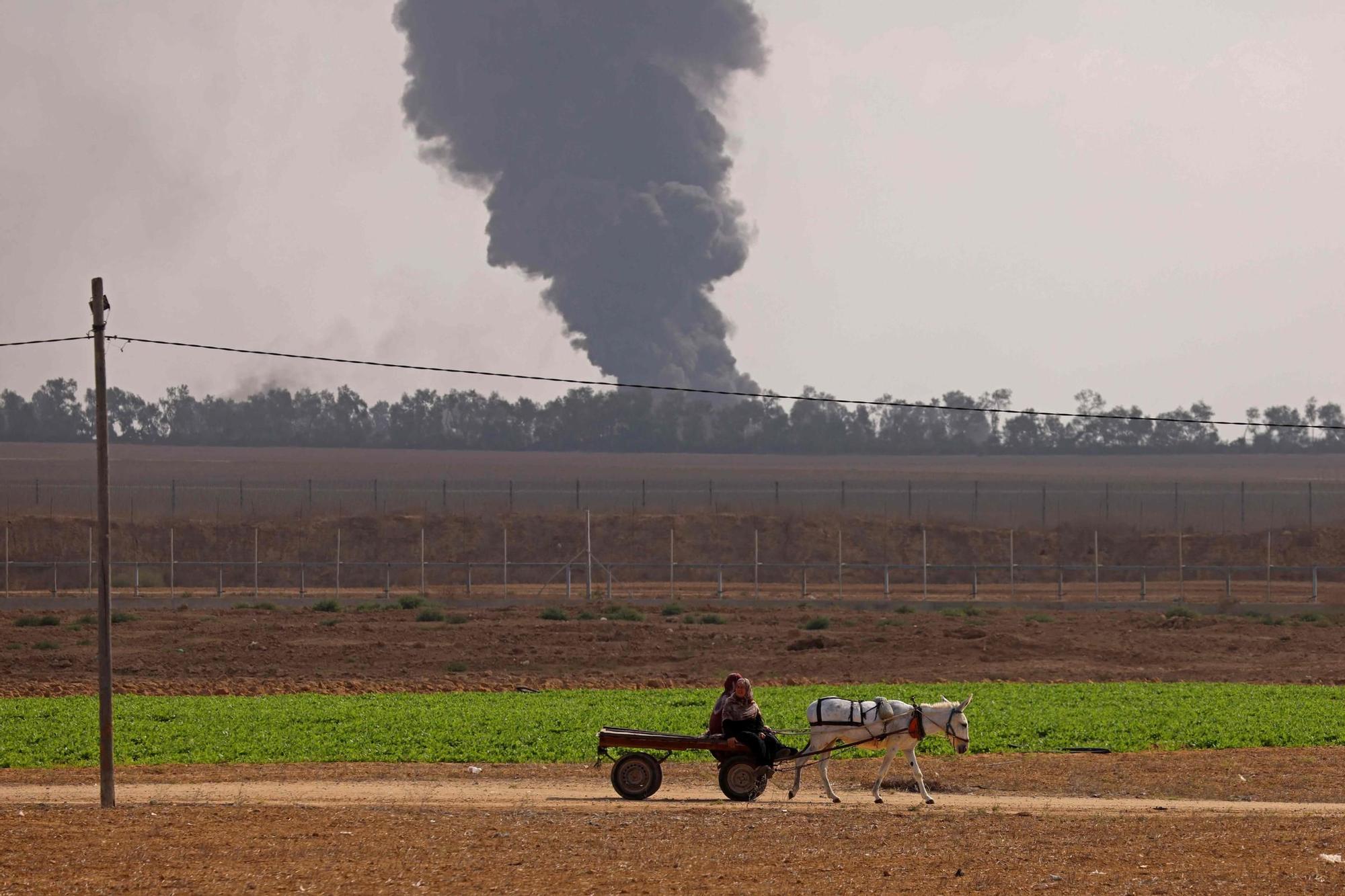 Imagen tomada desde la ciudad de Khan Yunis, en la Franja de Gaza, en la que se observa humo cerca de una torre de observación israelí.