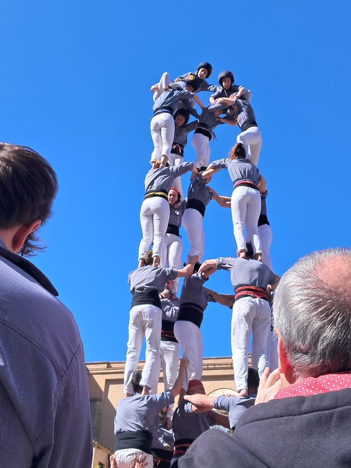 Els Tirallongues aixecant el primer castell que han ofert aquest diumenge per la Diada de Rams