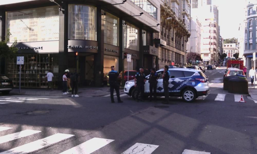 Un choque entre dos vehículos provocó que uno de ellos invadiera la zona peatonal.