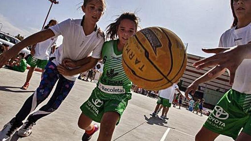 Varias jugadoras pugnan por un balón en uno de los partidos.