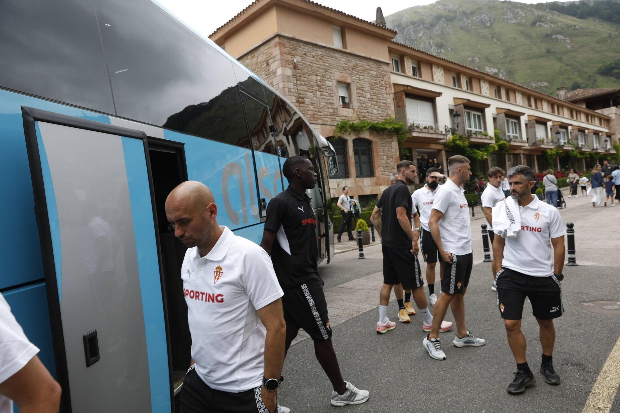EN IMÁGENES: Visita del Sporting a La Santina en Covadonga