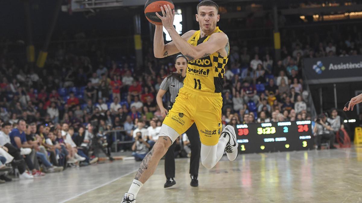 Guy se dispone  a penetrar en una acción del partido ante el Barça en el Palau.