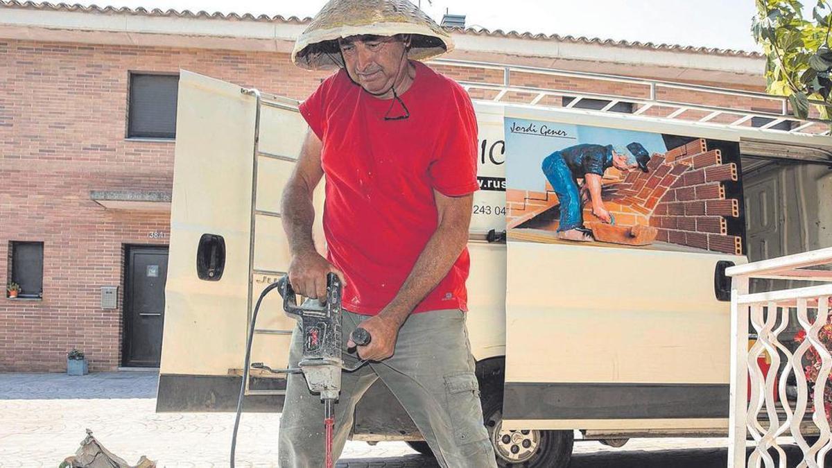 Toni Sala, de 62 anys, treballant en una obra a Salitja. | DAVID APARICIO