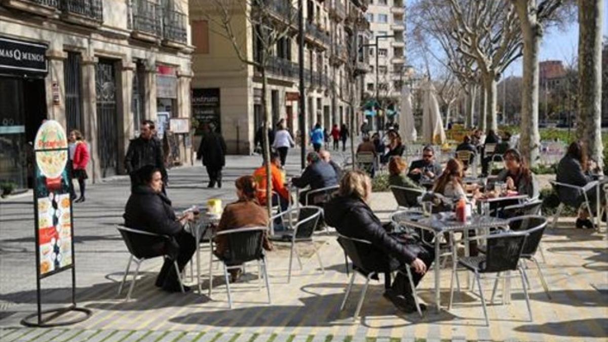 Una terraza del nuevo y ampliado paseo de Sant Joan junto al cruce de la calle del Consell de Cent, ayer.