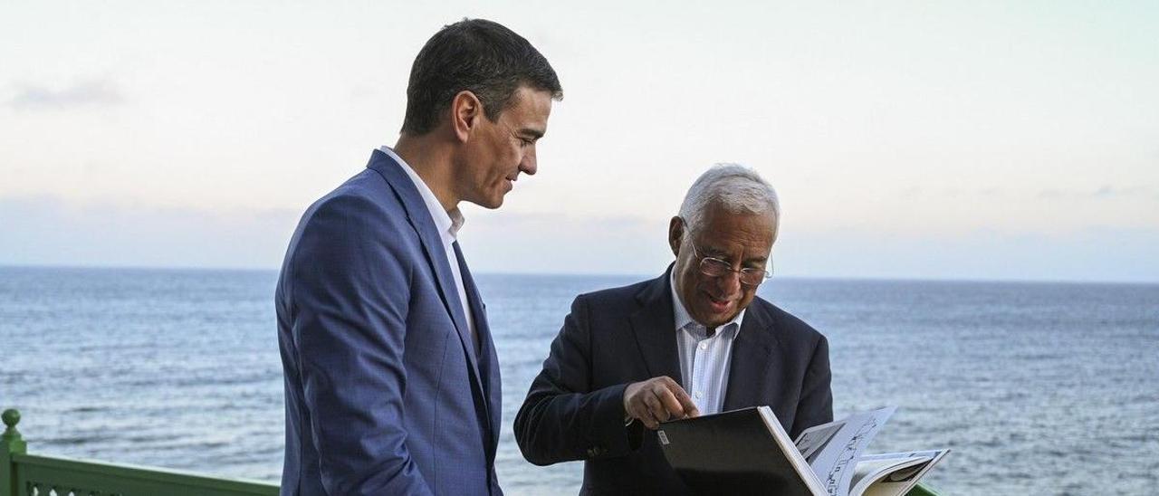 Antonio Costa (derecha) y Pedro Sánchez, ayer en Lanzarote.