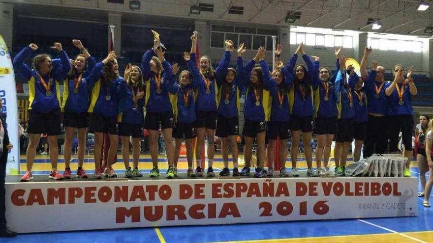 La selección asturiana infantil celebra su título en el podio.