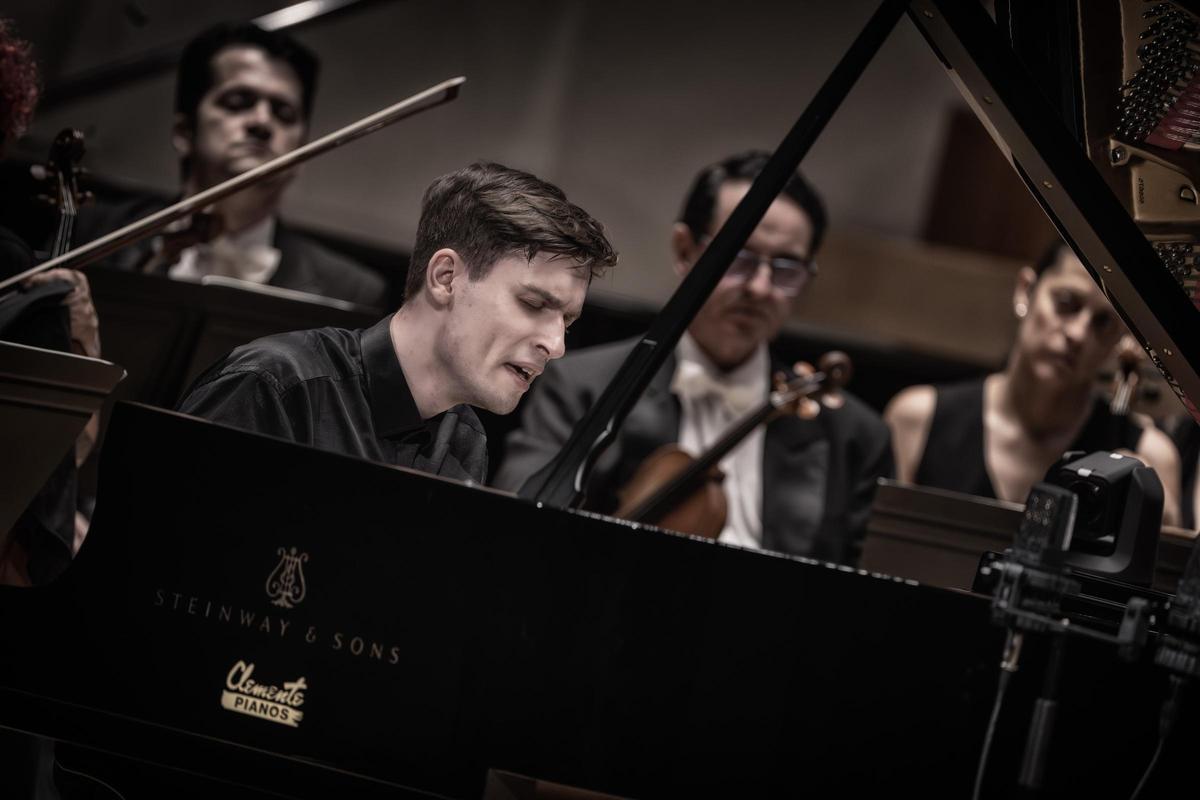 Uladzislau Khandohi tocando el piano durante su recital