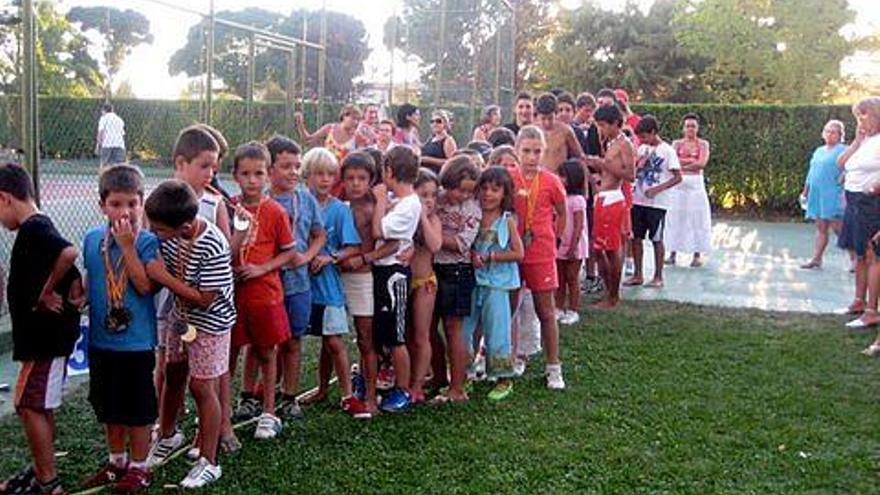 Niños hacen cola para participar en una de las actividades programadas.