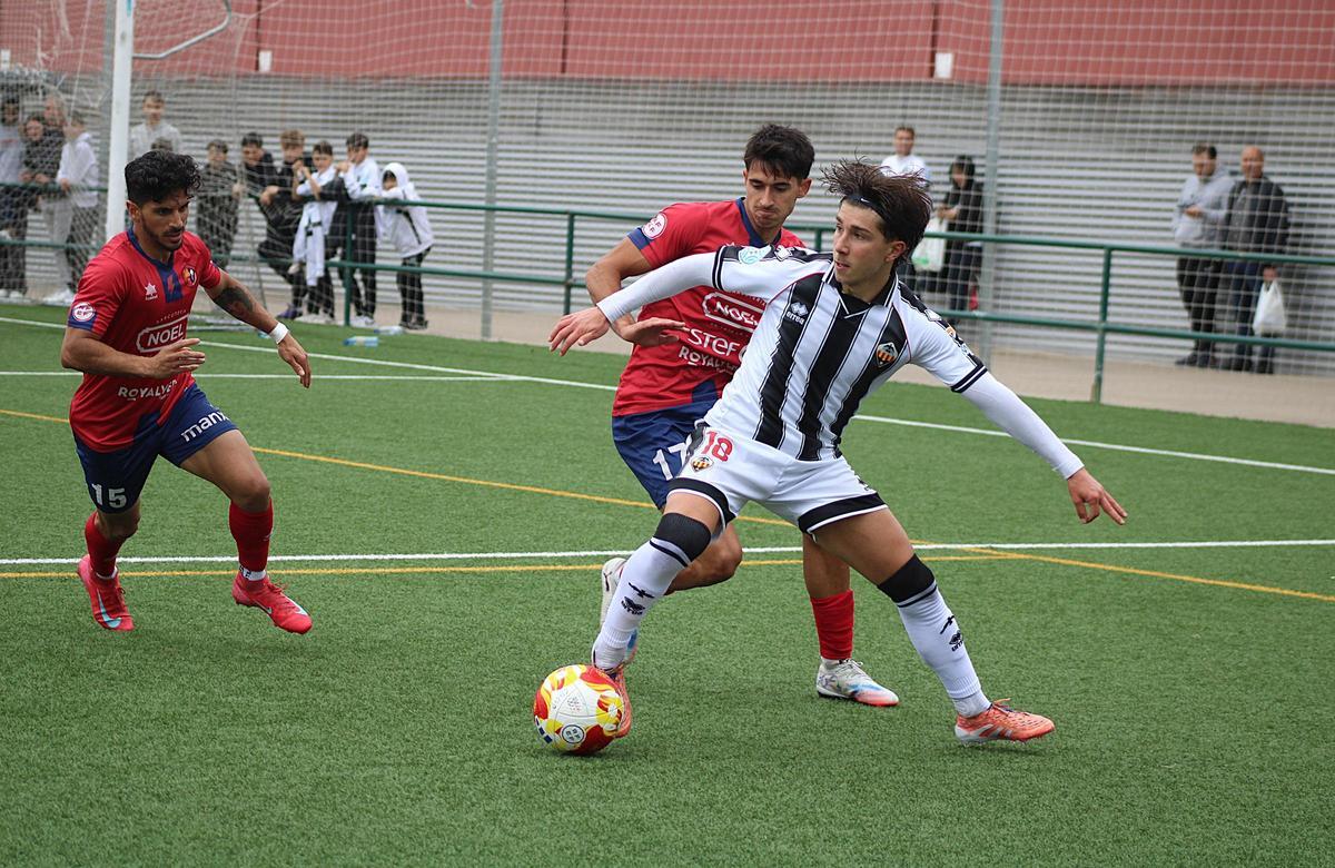 El albinegro Guillem Terma, en una acción del partido entre el Castellón B y el Olot.