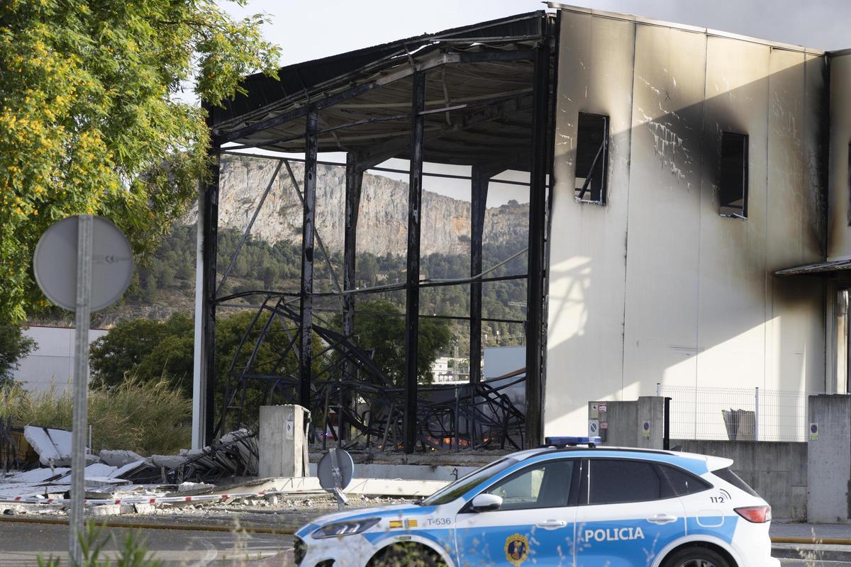 Más de seis dotaciones de bomberos trabajan en la extinción del incendio industrial de Xàtiva