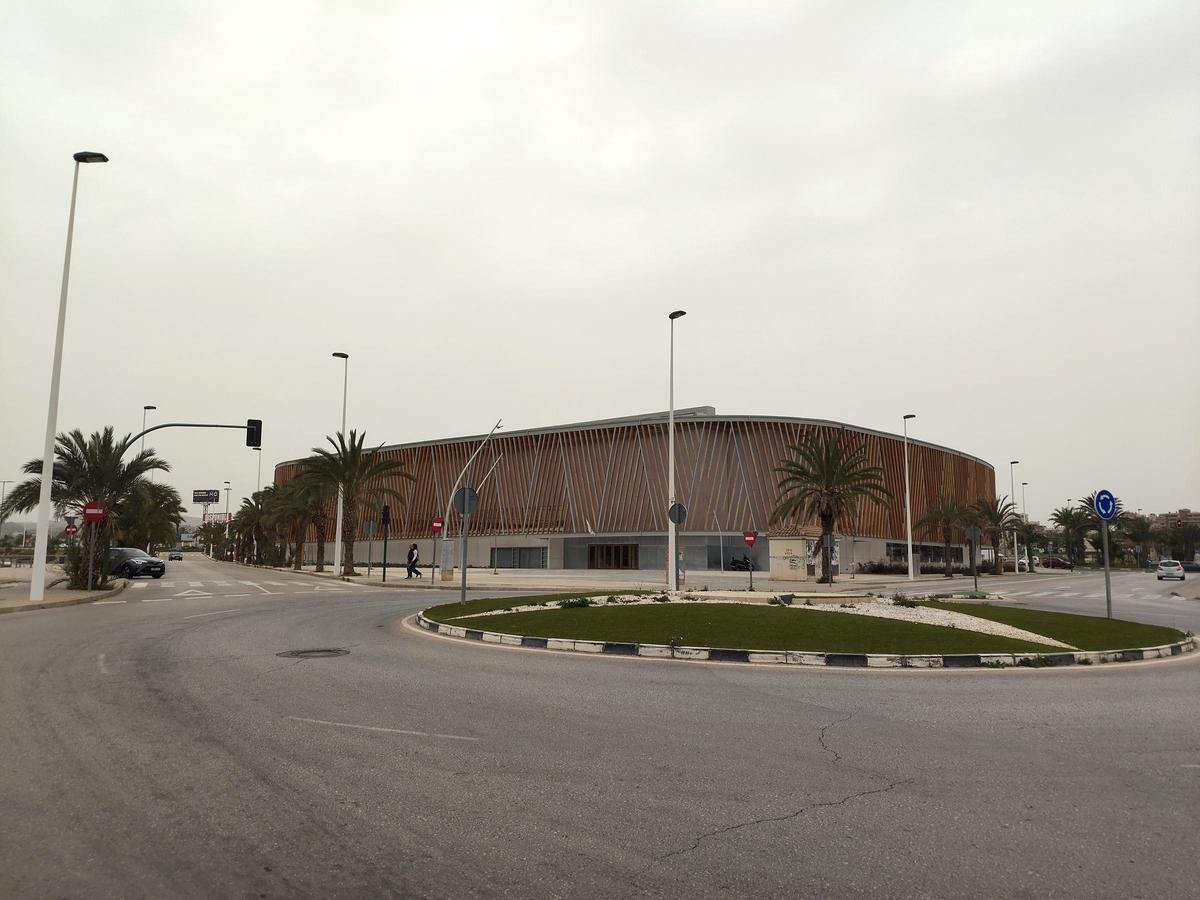 La ubicación elegida fue una parcela triangular de  más de 9.000 m² entre las calles Jacarilla, Bigastro y Redován, junto al centro comercial l’Aljub y el entorno del Cementeri Vell.