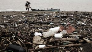 Contaminación en Playa Azul (Costa Rica) en una imagen de archivo.