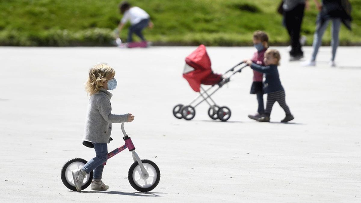 Varios niños juegan en el barrio de Sant Andreu de Barcelona, el pasado 26 de abril, primer día con permiso durante el estado de alarma