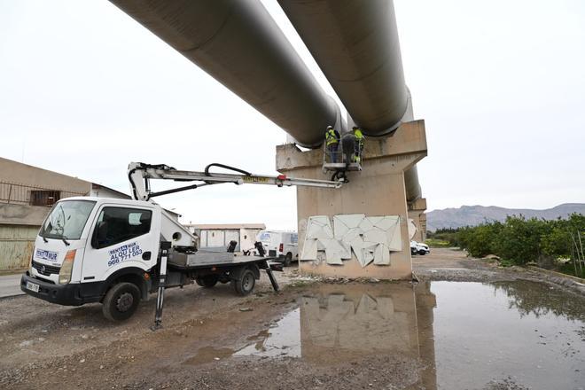 Fuga de agua en el trasvase a su paso por Orihuela