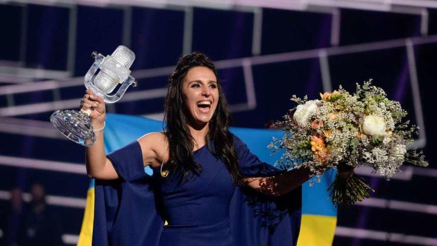 La representante de Ucrania tras recoger el premio.