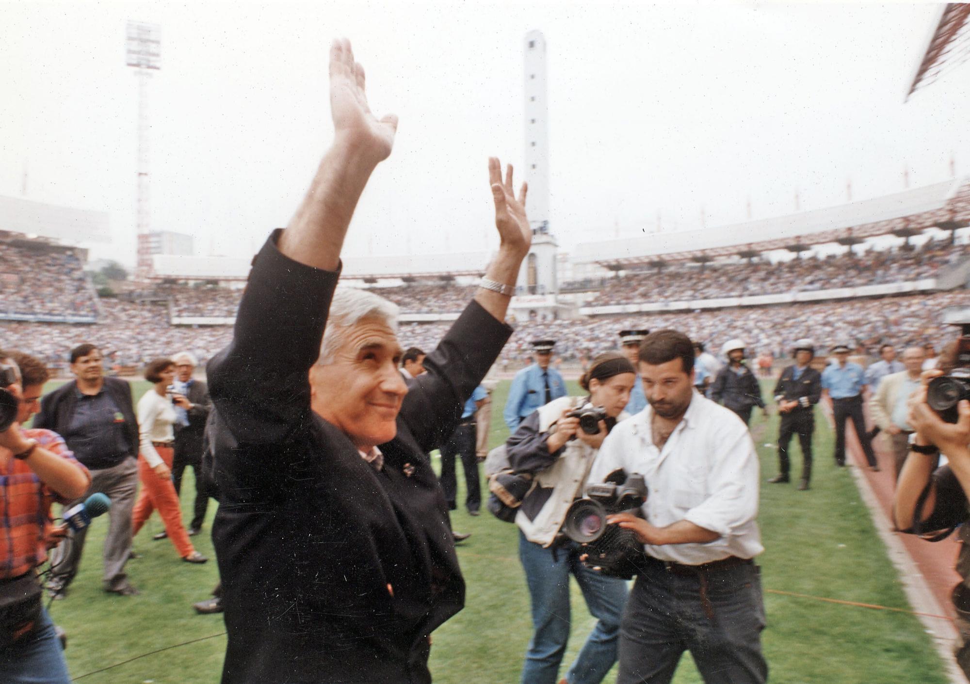 Arsenio Iglesias, entrenador del Deportivo, celebra con la afición la Copa del Rey de 1995.