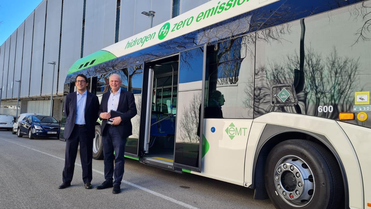 Iago Negueruela con Sebastian Ebel, consejero delegado de Grupo TUI, junto con uno de los autobuses de hidrógeno verde de la EMT, hoy en Palma