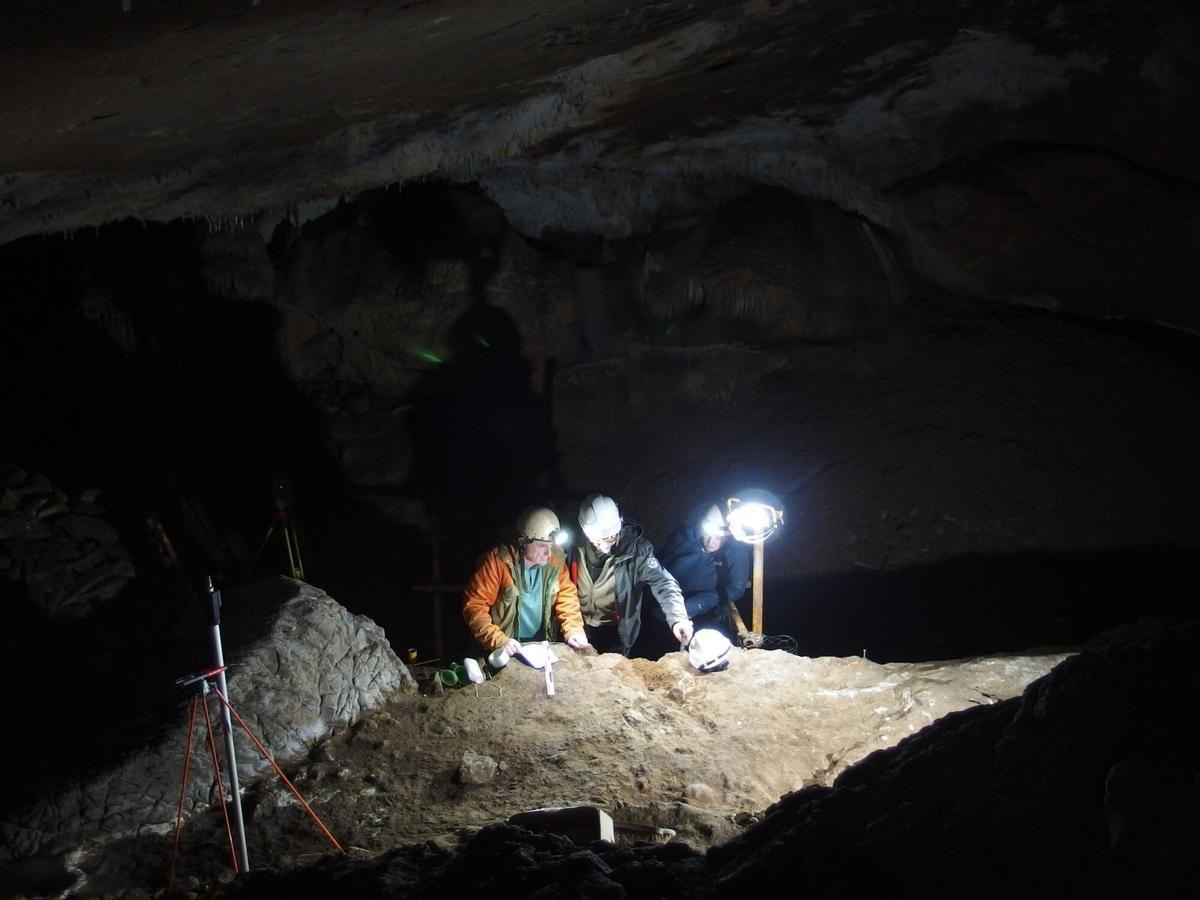 ISTURITZ (FRANCIA), 27/05/2025.- Excavaciones en la cueva de Isturitz (Francia), donde se descubrieron decenas de objetos fabricados con huesos de ballena. Los humanos fabricaron herramientas con huesos de ballena, seguramente muertas y varadas en las playas, hace al menos unos 20.000 años, según los indicios que ha revelado un equipo internacional de investigadores tras analizar los numerosos restos hallados en yacimientos del Golfo de Vizcaya. EFE/ Jean-marc Pétillon / Christian Normand / Centro Nacional Para La Investigación Científica De Francia SOLO USO EDITORIAL SOLO DISPONIBLE PARA ILUSTRAR LA NOTICIA QUE ACOMPAÑA (CRÉDITO OBLIGATORIO). SOLO USO EDITORIAL SOLO DISPONIBLE PARA ILUSTRAR LA NOTICIA QUE ACOMPAÑA (CRÉDITO OBLIGATORIO)