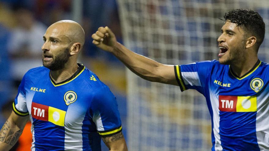 Chechu y Moha celebran el gol de la victoria ante el Sabadell