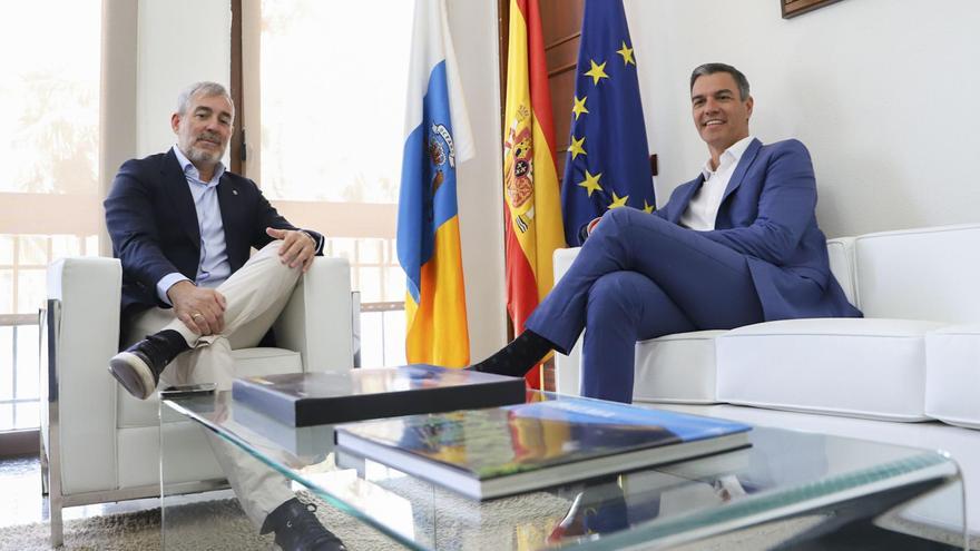 El presidente del Gobierno, Pedro Sánchez, y el presidente de Canarias, Fernando Clavijo, durante su reunión en Santa Cruz de La Palma el pasado 23 de agosto.