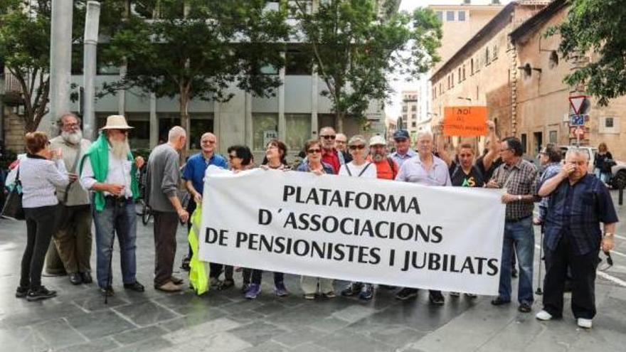 Un momento de la protesta de pensionistas y jubilados en la plaza de España.