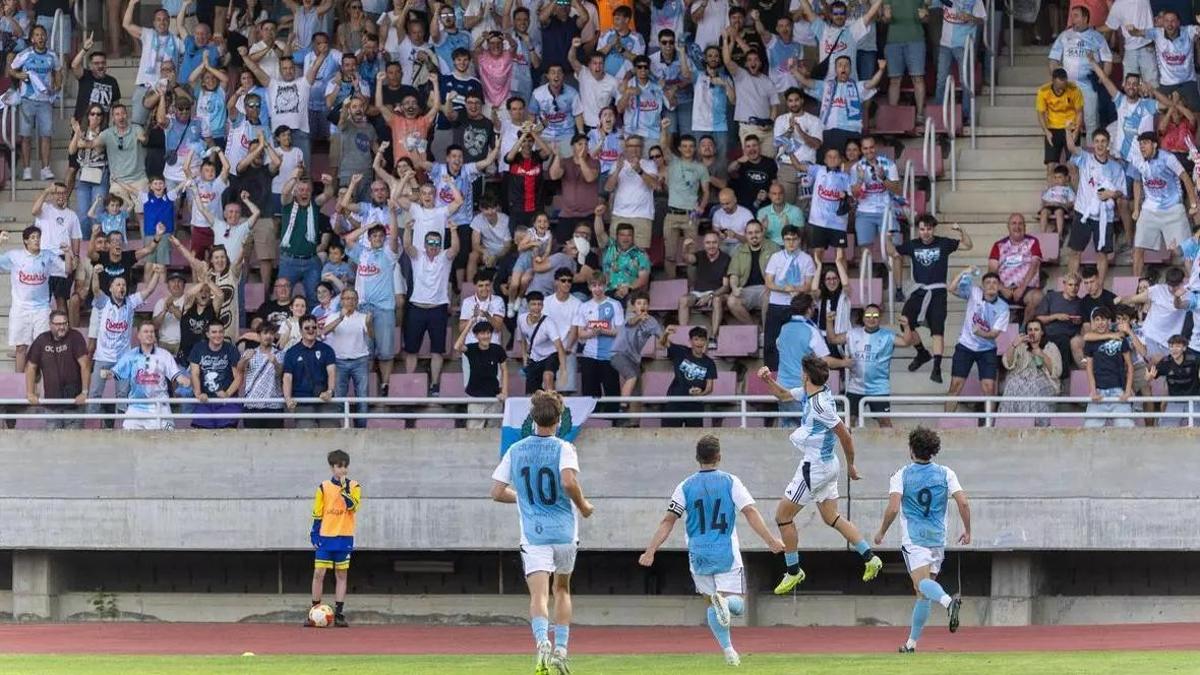 Los jugadores del Compos celebran ante su afición frente al Badalona.