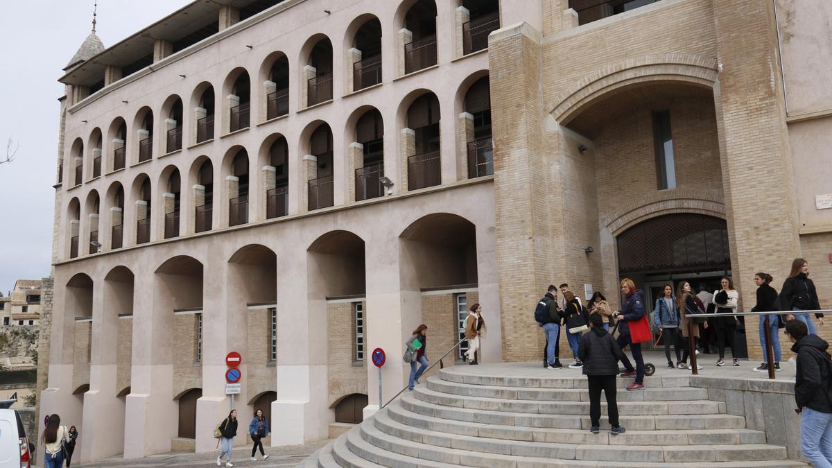 L&#039;entrada de la Facultat d&#039;Educació i Turisme de la Universitat de Girona el 4 de març de 2020