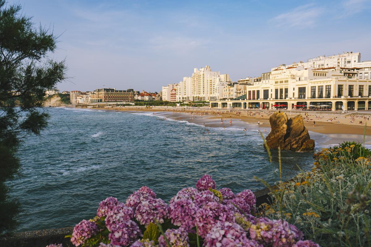 La playa que concentra los grandes hitos históricos y arquitectónicos de Biarritz.