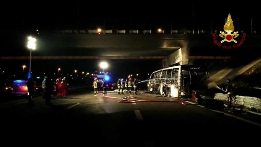 Mueren 16 estudiantes húngaros en un accidente de autobús en Italia