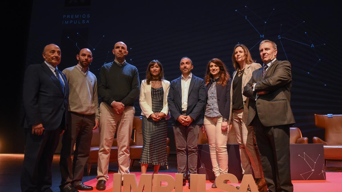 Foto de familia de los galardonados en los premios “Impulsa” del año pasado. Por la izquierda, José Blásquiz (Atox), Rubén Sánchez y Jorge Villarrica (SVMAC), Mariel Díez (Triditive), Óscar Cosido y Margarita Hidalgo (Virtual Intelligence), Carmen Zamora (Terrain) y Ramón Coalla (Coalla Logística)