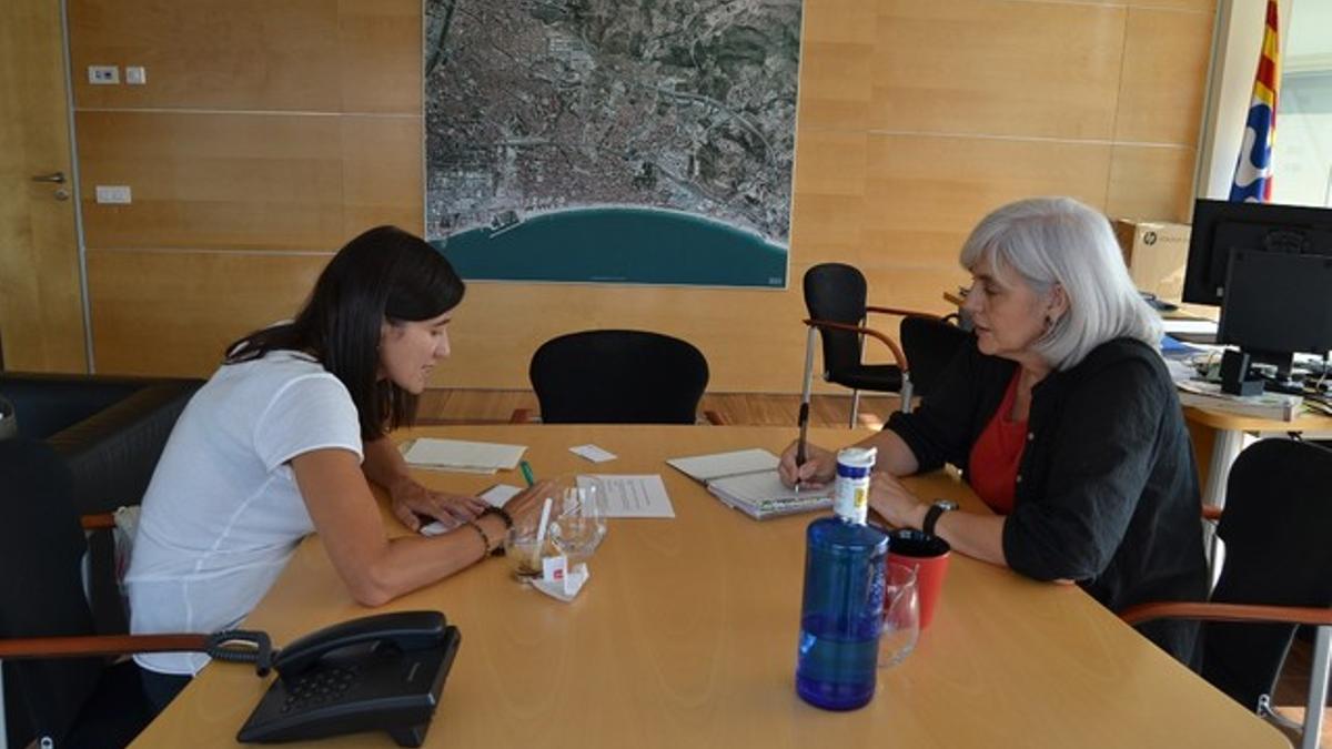 La alcaldesa de Badalona, Dolors Sabater y la de Santa Coloma, Núria Parlon, durante la reunión.