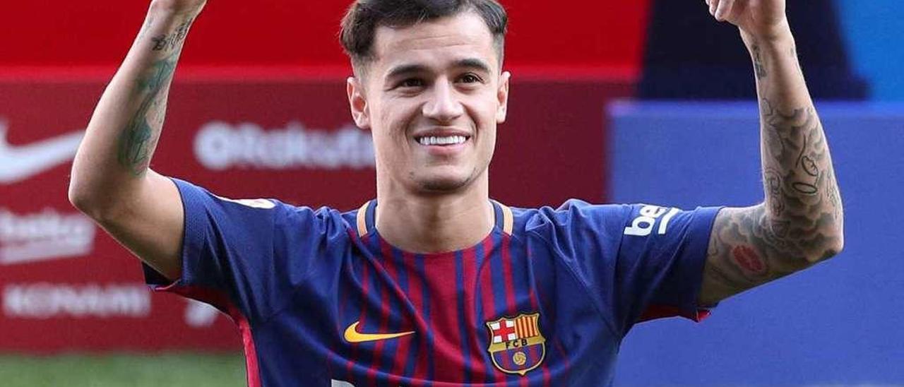 Coutinho saluda a los aficionados que se acercaron al Camp Nou. // Albert Gea