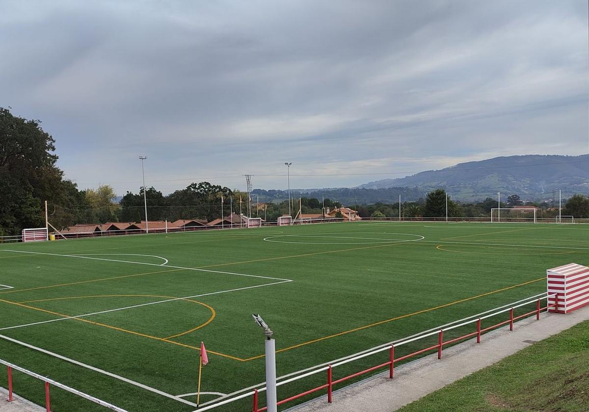 Campo número 6 de las instalaciones, donde ya están divididos con líneas amarillas cuatro campos de fútbol-sala en la que jugarán y entrenarán los equipos benjamines y prebenjamines del Sporting. | Marcos León