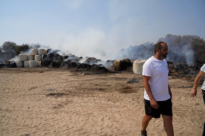 GALERÍA | El incendio de Fermoselle toca de lleno a la explotación de Manuel Fadón en Zafara