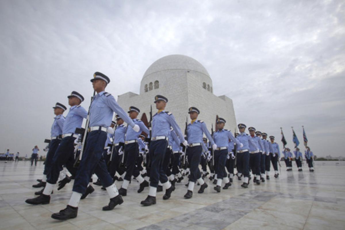 Membres de les forces armades pakistaneses marxen davant del mausoleu de Mohammad Ali Jinnah, fundador del Pakistan, a Karachi.