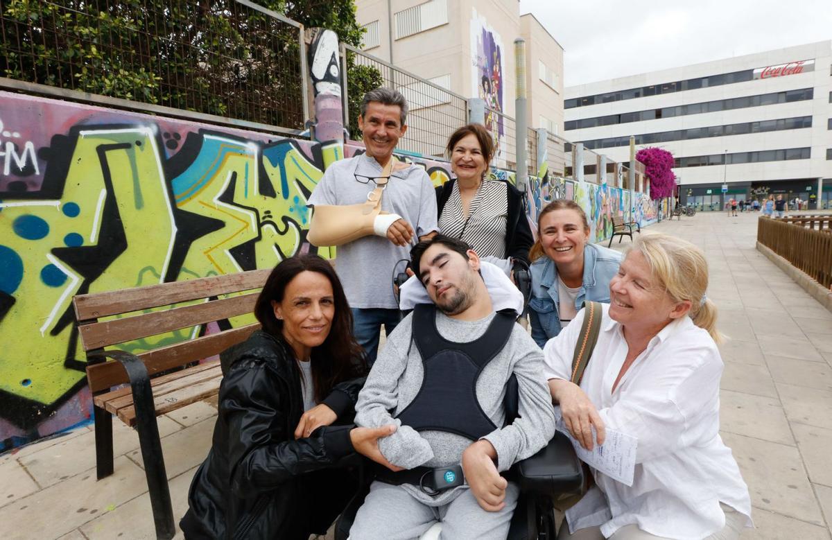 Lucas, rodeado por sus padres Curro y Susi (en el centro) y por las ATE y la tutora del aula Ueeco en la que está escolarizado.