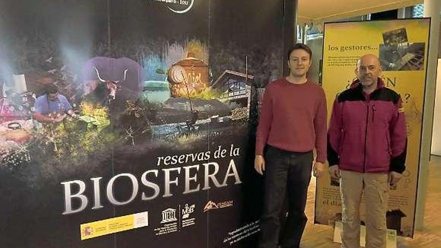 La inauguración de la muestra de las Reservas de la Biosfera, ayer, en Cangas de Onís.