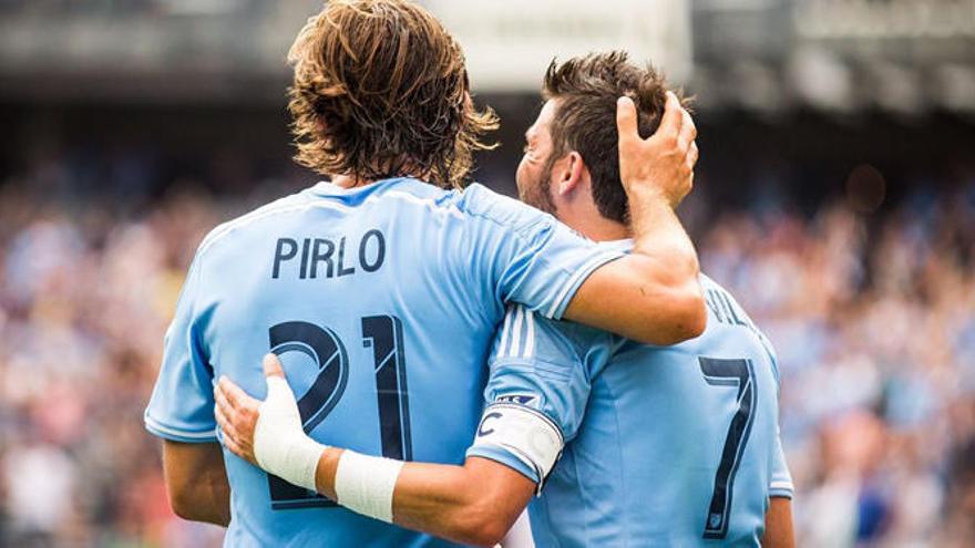 Pirlo y Villa celebran un gol del New York City.