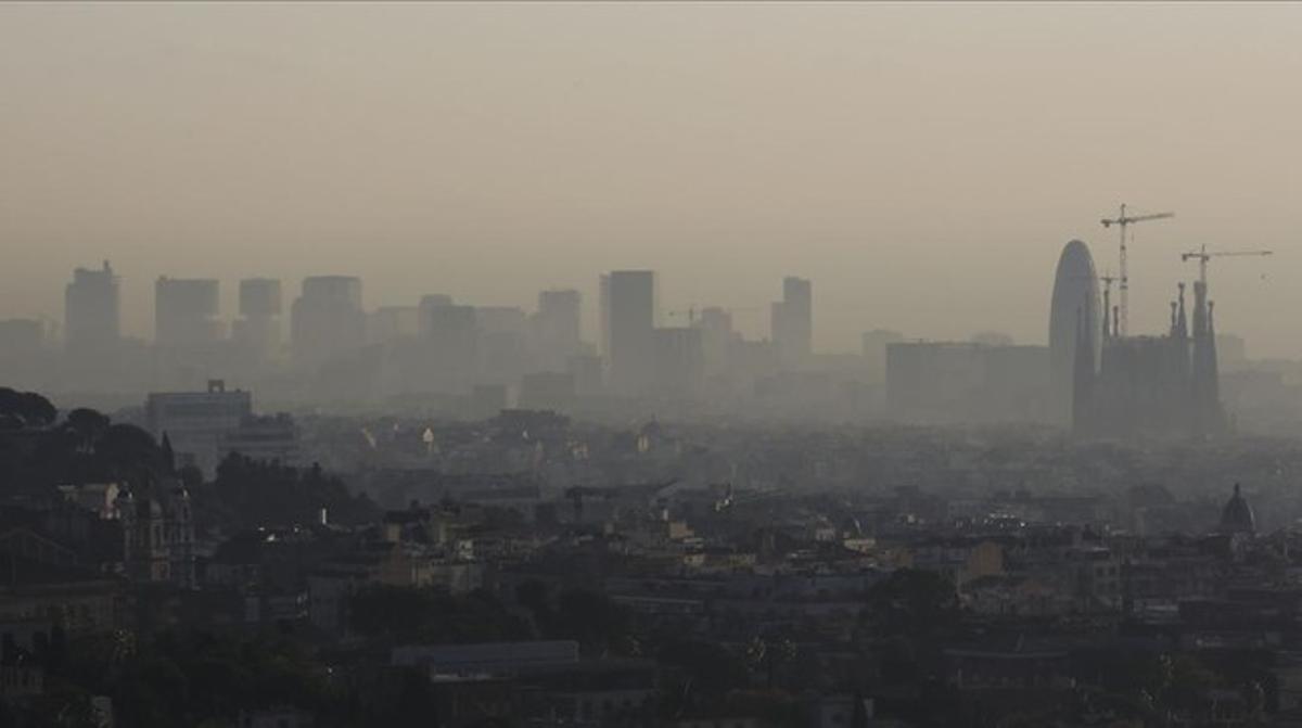 Vista de la contaminació sobre Barcelona des de la carretera de les Aigües, el desembre passat.