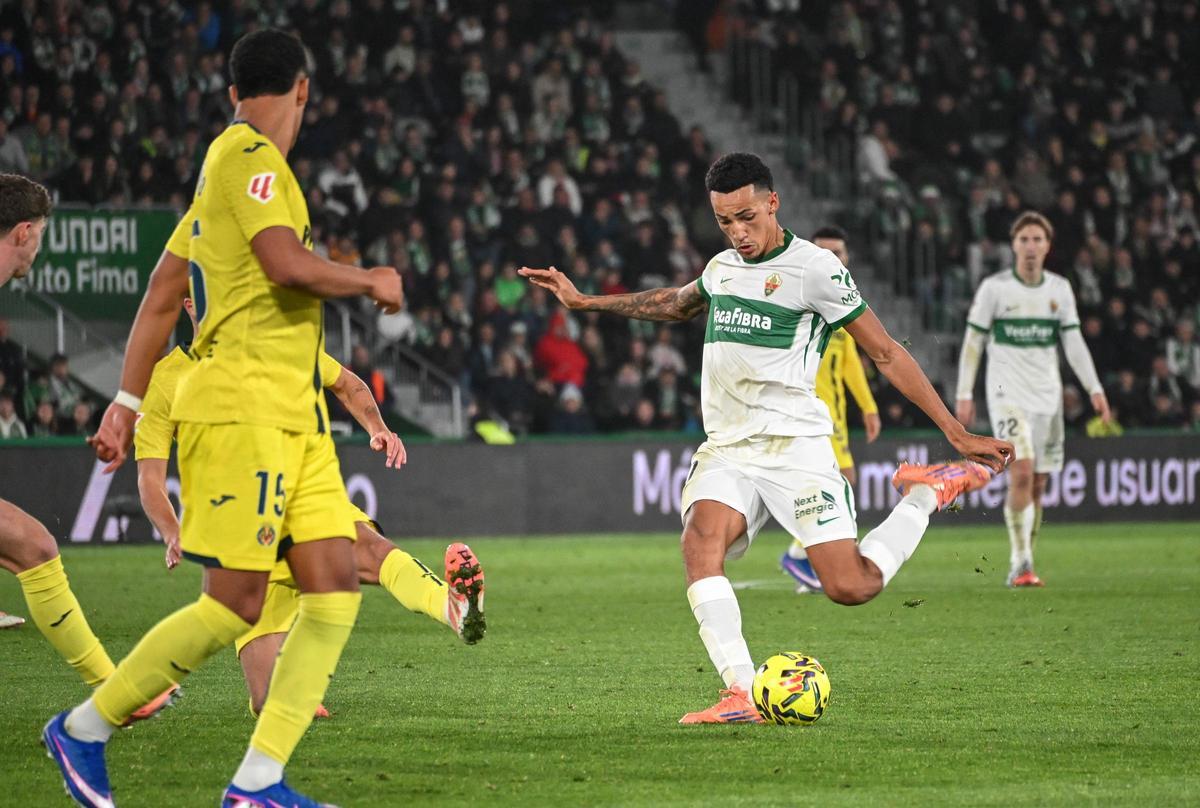 Álvaro Rodríguez dispara durante el Elche - Villarreal.