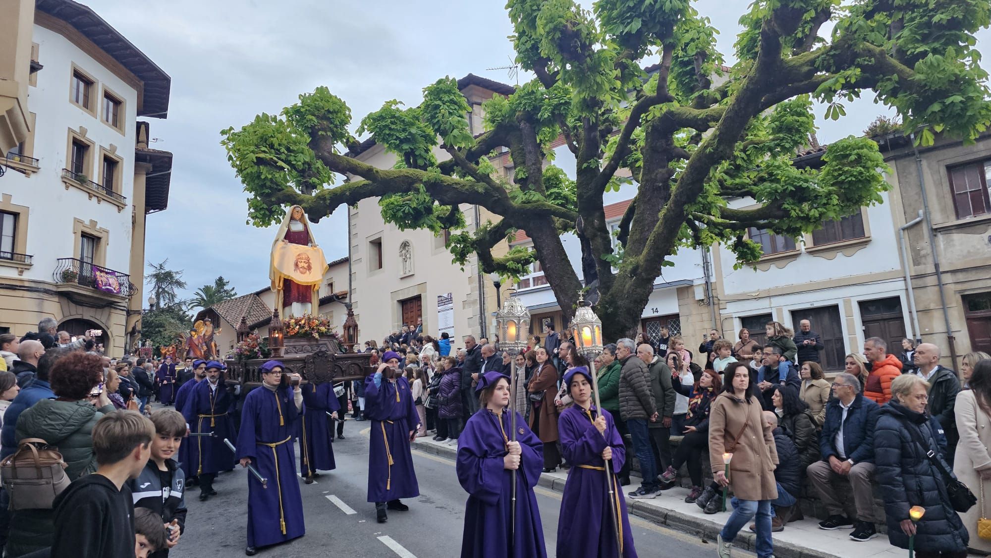 En imágenes: la salida de la procesión del Calvario de Villaviciosa