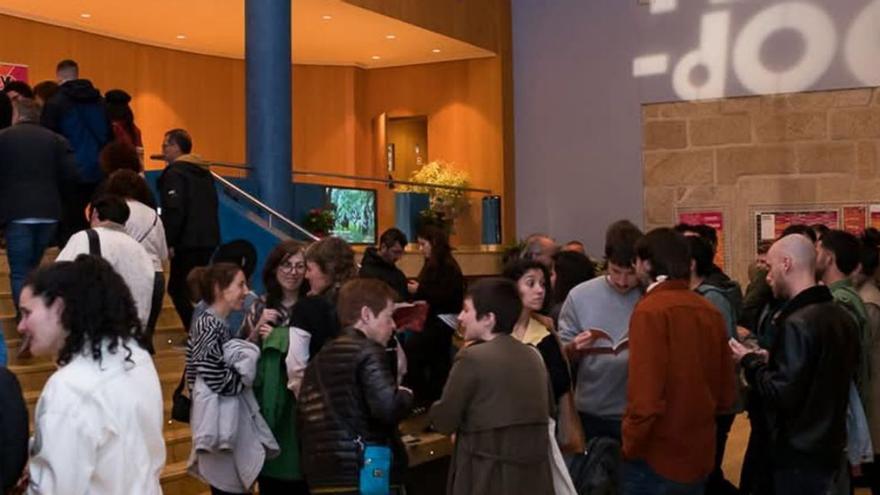 Público asistente, ayer, a la penúltima jornada de Play-Doc en el Teatro Municipal de Tui. | Play-Doc