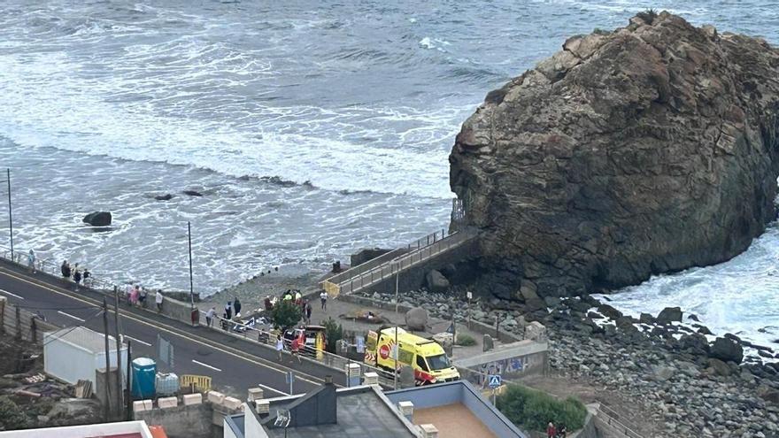 Dos muertos y quince heridos en una jornada trágica en el mar en Tenerife