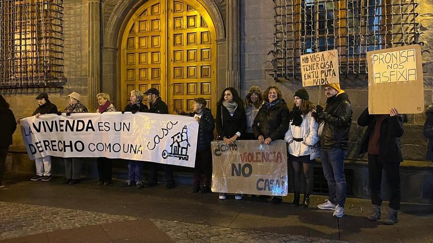Algunas de las personas afectadas por el aumento del alquiler de VPO en Jaca en la manifestación del sábado.