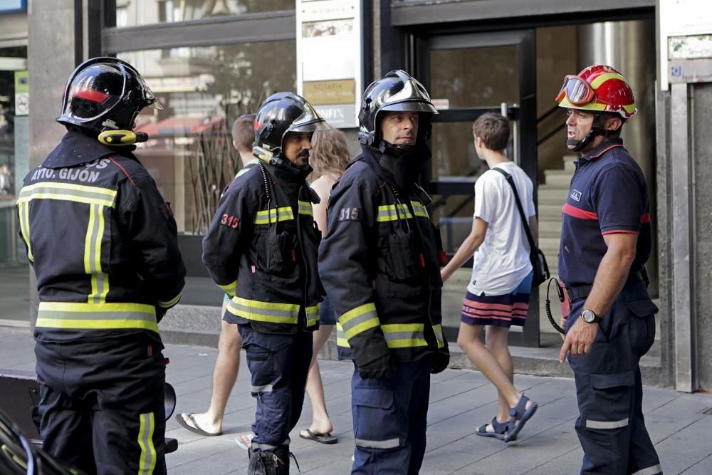 Despliegue de bomberos en Gijón