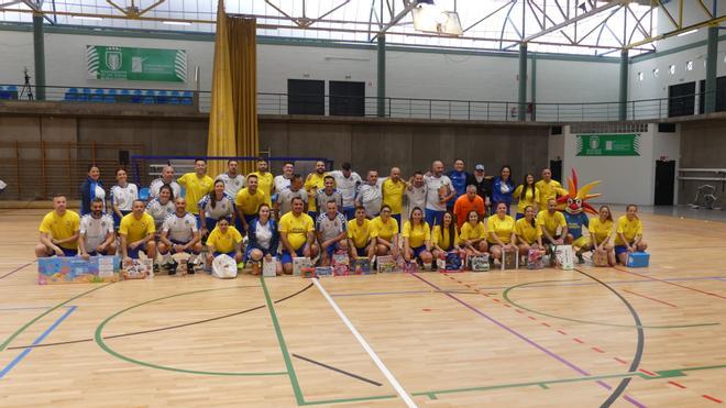 Murgueros del CD Tenerife y la UD Las Palmas disputan su primer partido solidario